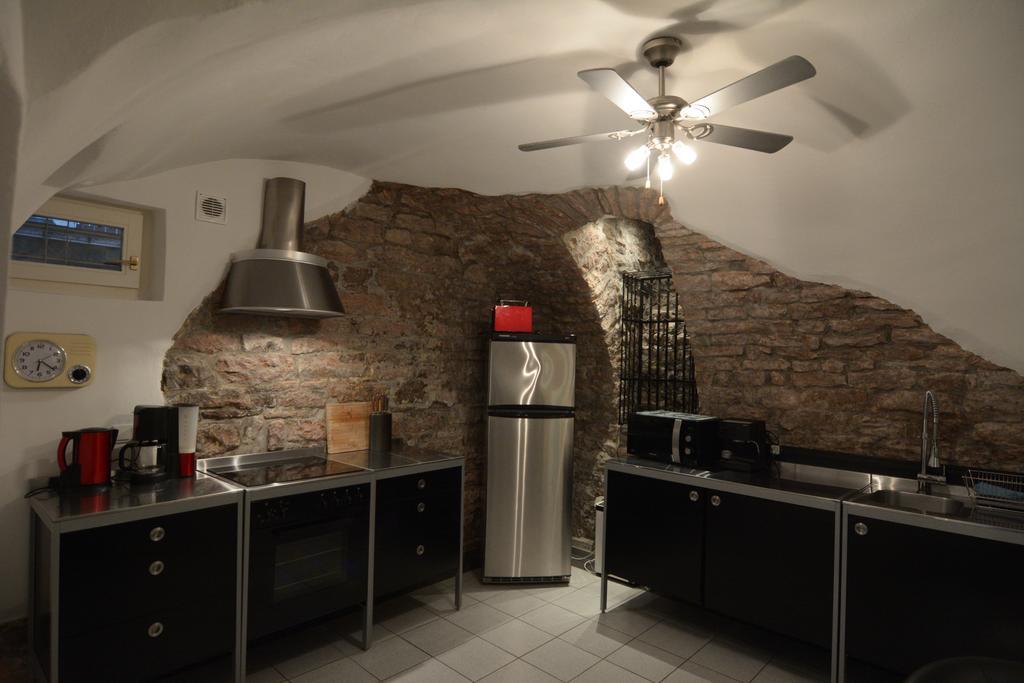 Apartment Feel At 2 *